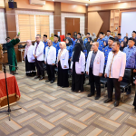 Plh. Asisten Administrasi Umum Sekda Aceh, Abdul Qohar, atas nama Gubernur Aceh, melakukan pengambilan Sumpah dan Pelantikan dalam Jabatan Fungsional pada Pemerintah Aceh, di Aula Kantor BKA. (Dok. Humas Pemprov Aceh).