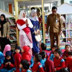 Bunda Literasi Aceh, Hj. Safriati, S.Si, M.Si didampingi Ketua DWP Aceh, Dra. Sukmawati, berintaraksi dan berbagi cerita dengan Murid Paud di ruang baca anak Perpustakaan Wilayah Aceh, Selasa, (5/11/2024).