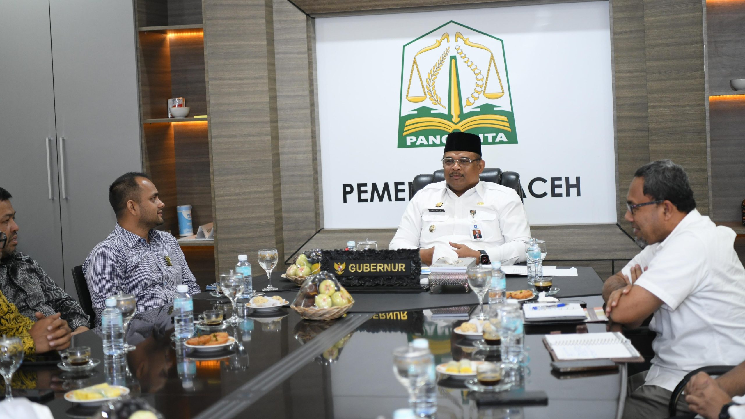 Pj Gubernur Aceh Dr H Safrizal ZA MSi menerima audiensi PT PEMA terkait pembahasan laporan perkembangan proyek geothermal pada wilayah kerja panas bumi seulawah agam di ruang rapat Gubernur Aceh Foto Humas Pemprov Aceh