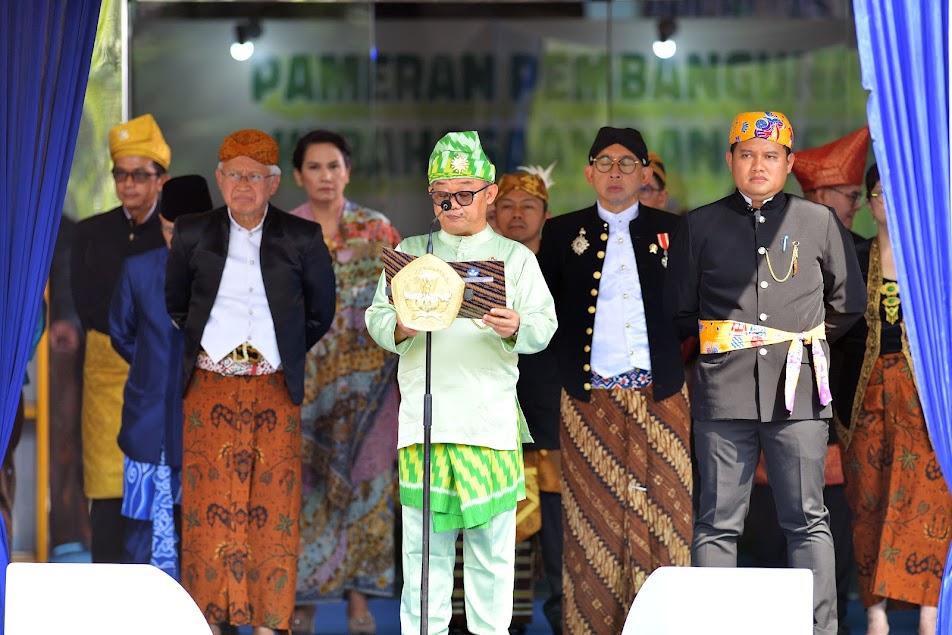Mendikdasmen Abdul Muti mengenakan busana Melayu Kalimantan Barat ketika menjadi pembina upacara di Kantor Kementerian Pendidikan Dasar dan Menengah Kemendikdasmen RI di Jakarta Senin 28102024 Foto Biro Kerja Sama dan Humas Dikdasmen
