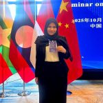 Nuraisyiah, guru SMAN 1 Kuala, Bireuen, berpose di sela Seminar Guru ASEAN di Yunnan Normal University, Kunming, China, Senin (14/10/2025).