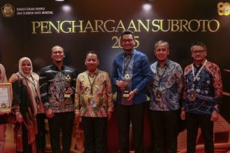 Kepala BPSDM Aceh, Marthunis (tengah), bersama jajaran berfoto usai menerima Penghargaan Subroto 2025 dari Kementerian ESDM di Jakarta, Jumat (24/10/2025). (Foto: Dok. Humas Pemerintah Aceh).