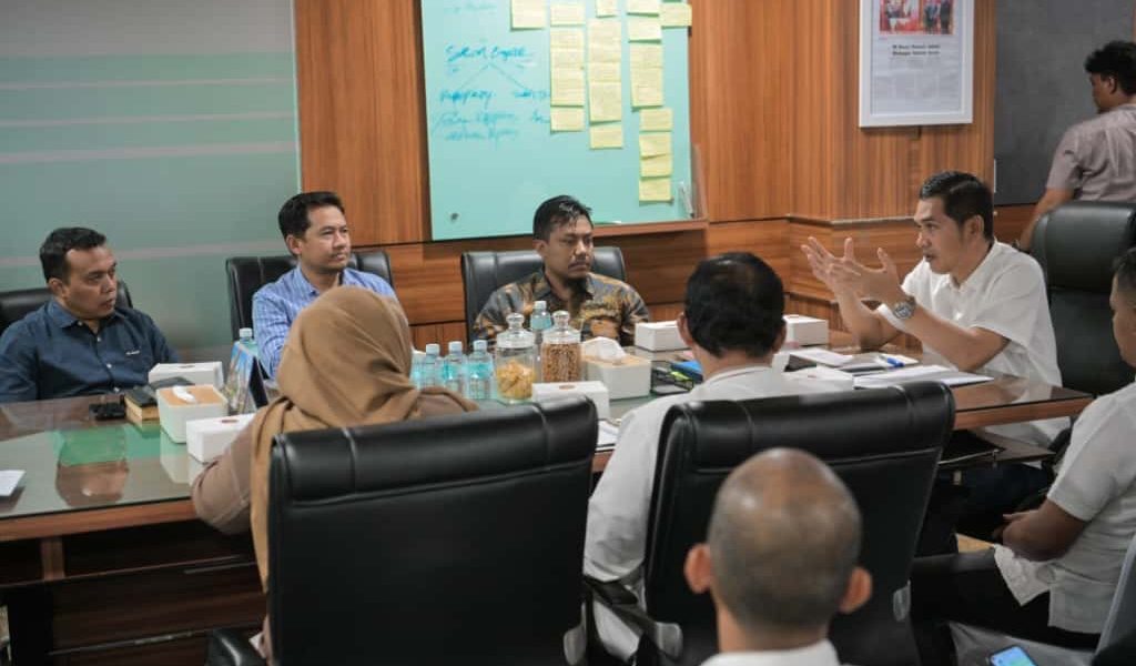 Sekda Aceh M Nasir pertama dari kanan dalam rapat persiapan Aceh Wakaf Summit 2025 Foto Dok Biro Adpim Setda Aceh