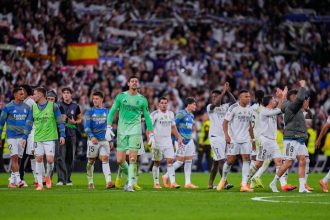 Para pemain Real Madrid merayakan kemenangan atas Barcelona di Stadion Santiago Bernabéu, Madrid, Minggu (26/10/2025). Kemenangan 2–1 ini mengakhiri lima laga tanpa kemenangan Los Blancos dalam El Clásico.