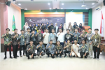Wakil Ketua I DPRK Banda Aceh, Daniel Abdul Wahab dan para peserta Latihan Kepemimpinan Mahasiswa Tarbiyah (LKMT) IV foto bersama usai acara di Aula Fakultas Tarbiyah UIN Ar-Raniry, Banda Aceh, Jumat (24/10/2025). (Foto: Dok. DPRK Banda Aceh).