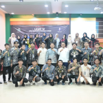 Wakil Ketua I DPRK Banda Aceh, Daniel Abdul Wahab dan para peserta Latihan Kepemimpinan Mahasiswa Tarbiyah (LKMT) IV foto bersama usai acara di Aula Fakultas Tarbiyah UIN Ar-Raniry, Banda Aceh, Jumat (24/10/2025). (Foto: Dok. DPRK Banda Aceh).