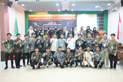 Wakil Ketua I DPRK Banda Aceh, Daniel Abdul Wahab dan para peserta Latihan Kepemimpinan Mahasiswa Tarbiyah (LKMT) IV foto bersama usai acara di Aula Fakultas Tarbiyah UIN Ar-Raniry, Banda Aceh, Jumat (24/10/2025). (Foto: Dok. DPRK Banda Aceh).