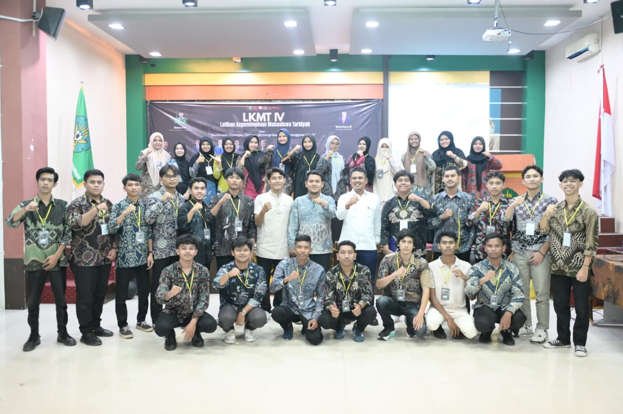 Wakil Ketua I DPRK Banda Aceh, Daniel Abdul Wahab dan para peserta Latihan Kepemimpinan Mahasiswa Tarbiyah (LKMT) IV foto bersama usai acara di Aula Fakultas Tarbiyah UIN Ar-Raniry, Banda Aceh, Jumat (24/10/2025). (Foto: Dok. DPRK Banda Aceh).