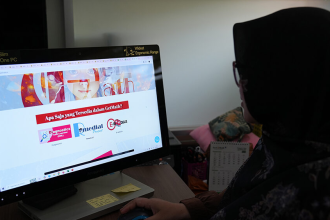 Seorang dosen Universitas Syiah Kuala mengakses platform pembelajaran matematika GetMath di ruang kerjanya, Banda Aceh. (Foto: Dok. usk.ac.id).