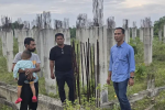 Wakil Ketua Komisi I DPRA Dapil III Bireuen, Rusyidi Mukhtar (Ceulangiek) didampingi anggota DPRK Bireuen, M. Yunus (Keuchik Noh) saat meninjau pembangunan RS Regional Bireuen di Gampong Cot Buket, Kecamatan Peusangan, Bireuen, Sabtu (11/1/2025). (Foto: Dok. koranaceh.id).