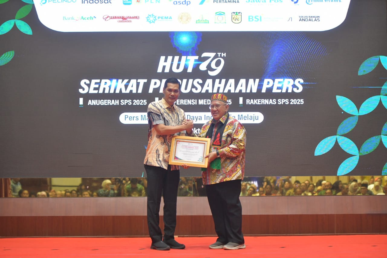Sekretaris Daerah Aceh, M. Nasir (kiri), menerima penghargaan dari Ketua Umum Serikat Perusahaan Pers (SPS) Januar Primadi Ruswita pada malam penganugerahan Lontar Awards dan Lestari Awards 2025 di Anjong Mon Mata, Banda Aceh, Senin malam (20/10/2025). Acara tersebut menjadi bagian dari peringatan HUT ke-79 SPS. (Foto: Dok. Humas Pemerintah Aceh).