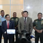 Menteri Pertahanan (Menhan) Sjafrie Sjamsoeddin (tengah), Ketua Komisi I DPR RI Utut Adianto (kiri depan) dan Panglima TNI Jenderal Agus Subiyanto (kanan depan), saat memberikan keterangan pers kepada awak media usai raker bersama Komisi I DPR RI, pada Senin (24/11/2025), di Gedung DPR RI, Jakarta. (Foto: Dok. Kementerian Pertahanan RI).