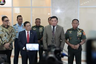 Menteri Pertahanan (Menhan) Sjafrie Sjamsoeddin (tengah), Ketua Komisi I DPR RI Utut Adianto (kiri depan) dan Panglima TNI Jenderal Agus Subiyanto (kanan depan), saat memberikan keterangan pers kepada awak media usai raker bersama Komisi I DPR RI, pada Senin (24/11/2025), di Gedung DPR RI, Jakarta. (Foto: Dok. Kementerian Pertahanan RI).