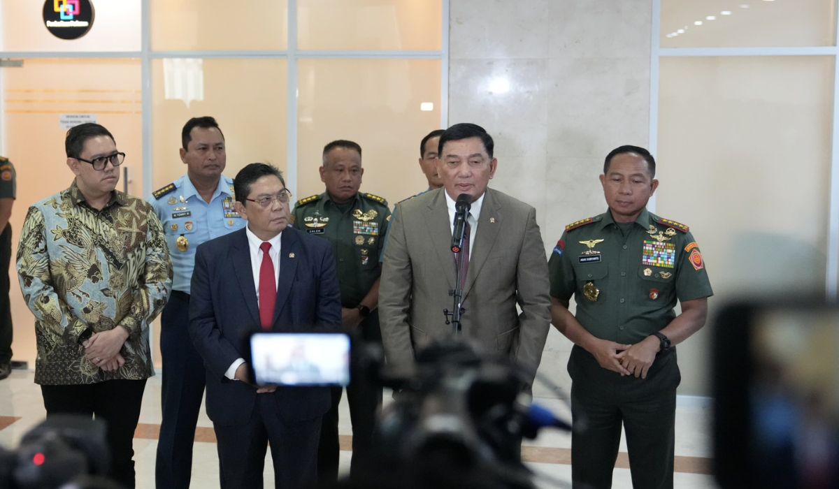Menteri Pertahanan Menhan Sjafrie Sjamsoeddin tengah Ketua Komisi I DPR RI Utut Adianto kiri depan dan Panglima TNI Jenderal Agus Subiyanto kanan depan saat memberikan keterangan pers kepada awak media usai raker bersama Komisi I DPR RI pada Senin 24112025 di Gedung DPR RI Jakarta Foto Dok Kementerian Pertahanan RI