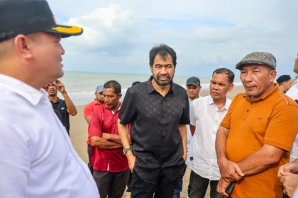 Gubernur Aceh Muzakir Manaf di dampingi Bupati Aceh Utara Ismail A. Jalil meninjau langsung kondisi permukiman warga yang tergerus abrasi laut di Gampong Lhok Puuk, Kecamatan Seunuddon, Kabupaten Aceh Utara, Minggu (16/11/2025). (Foto: Dok. Humas Pemerintah Aceh).