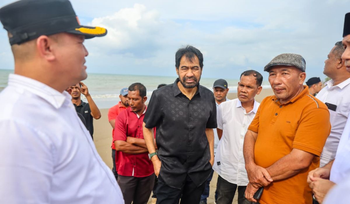Gubernur Aceh Muzakir Manaf di dampingi Bupati Aceh Utara Ismail A Jalil meninjau langsung kondisi permukiman warga yang tergerus abrasi laut di Gampong Lhok Puuk Kecamatan Seunuddon Kabupaten Aceh Utara Minggu 16112025 Foto Dok Humas Pemerintah Aceh