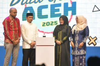 Ketua Staf Ahli TP PKK Aceh, Ny. Mukarramah Fadhlullah, bersama Kepala Perwakilan BKKBN Aceh, Safrina Salim, Kepala Biro Isra Setda Aceh Yusrizal, dan Staf Ahli Wali Kota Banda Aceh, Said Fauzan, saat membuka Malam Puncak Pemilihan Duta Generasi Berencana (GenRe) yang digelar di Aula Taman Seni dan Budaya, Kota Banda Aceh, Jumat, (31/10/2025) malam. (Dok. Biro Adpim Setda Aceh).