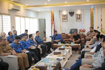 Gubernur Aceh, Muzakir Manaf bersama Ketua TAPA, M. Nasir, dan Seluruh Anggota TAPA melakukan pertemuan Dengan Ketua DPRA, Zulfadhli dan Ketua Fraksi di ruang Kerja Ketua DPRA, Banda Aceh, Senin (3/11/2025). (Foto: Dok. Humas Pemerintah Aceh).