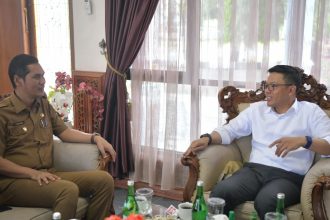 Menlu RI, Sugiono (kiri) sedang berbincang bersama Sekda Aceh, Muhammad Nasir. (Foto: Dok. Humas Pemerintah Aceh).