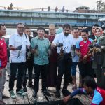 Gubernur Aceh, Muzakir Manaf memanen lobster di keramba milik nelayan di kawasan Ulee Lheue, Kota Banda Aceh, Selasa (4/11/2025) sore. (Foto: Dok. Humas Pemerintah Aceh).