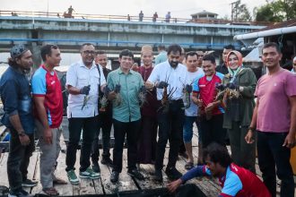 Gubernur Aceh, Muzakir Manaf memanen lobster di keramba milik nelayan di kawasan Ulee Lheue, Kota Banda Aceh, Selasa (4/11/2025) sore. (Foto: Dok. Humas Pemerintah Aceh).