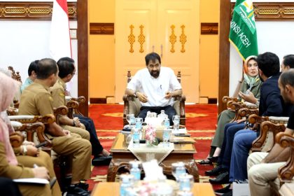 Gubernur Aceh, Muzakir Manaf, tengah berbicara saat menerima kunjungan calon investor dari Blackstone Malaysia di Meuligoe Gubernur Aceh, Selasa (4/11/2025). (Foto: Dok. Humas Pemerintah Aceh).