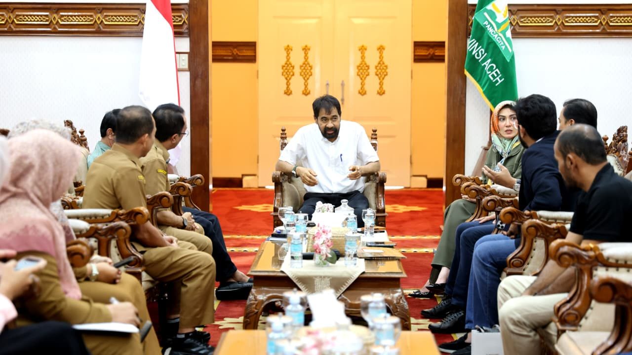 Gubernur Aceh Muzakir Manaf tengah berbicara saat menerima kunjungan calon investor dari Blackstone Malaysia di Meuligoe Gubernur Aceh Selasa 4112025 Foto Dok Humas Pemerintah Aceh