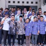 Ketua TP PKK Aceh Marlina Muzakir, yang juga menjabat sebagai Ibunda Guru Aceh, beserta jajaran foto bersama warga UPTD Panti Tuna Sosial, di kawasan Ladong, dan UPTD Rumoh Seujahtera Geunaseh Sayang di Ule kareng, Rabu (5/11/2025). (Foto: Dok. Humas TP PKK Aceh).