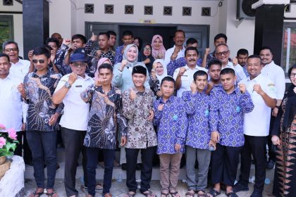 Ketua TP PKK Aceh Marlina Muzakir, yang juga menjabat sebagai Ibunda Guru Aceh, beserta jajaran foto bersama warga UPTD Panti Tuna Sosial, di kawasan Ladong, dan UPTD Rumoh Seujahtera Geunaseh Sayang di Ule kareng, Rabu (5/11/2025). (Foto: Dok. Humas TP PKK Aceh).