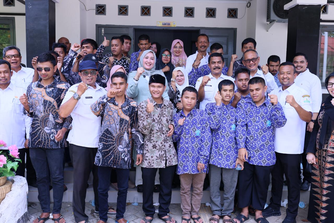 Ketua TP PKK Aceh Marlina Muzakir yang juga menjabat sebagai Ibunda Guru Aceh beserta jajaran foto bersama warga UPTD Panti Tuna Sosial di kawasan Ladong dan UPTD Rumoh Seujahtera Geunaseh Sayang di Ule kareng Rabu 5112025 Foto Dok Humas TP PKK Aceh