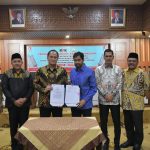Gubernur Aceh, Muzakir Manaf bersama Direktur Labuksi KPK RI, Mungkin Hadi Pratikto, Kasatgas IV Eksekusi, Josep Wisny Sigit, Bupati Pasuruan, M. Rusdy Sutejo, Wakil Ketua DPRA, Ali Basrah, Sekda Aceh, M. Nasir melakukan penyerahan Barang Rampasan Negara dari KPK RI kepada Pemerintah Aceh dan Pemerintah Kabupaten Pasuruan serta sosialisasi tentang tindak pidana korupsi dan pemulihan Aset di gedung serbaguna Setda Aceh, Kantor Gubernur Aceh, Kamis, (6/11/2025). (Foto: Dok. Humas Pemerintah Aceh).