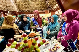 Ketua Forum Peningkatan Konsumsi Ikan (Forikan) Aceh Marlina Muzakir, selaku juri Lomba Masak Serba Ikan tingkat Provinsi, sedang berdialog dengan peserta lomba dalam Lomba Masak Serba Ikan tingkat provinsi yang berlangsung di Anjong Mon Mata, komplek Meuligoe Gubernur Aceh, Jum’at (7/11/2025). (Foto: Dok. Humas Forikan Aceh).