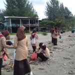 Anggota Pramuka SMAN 13 Banda Aceh membersihkan kawasan Pantai Gampong Jawa dalam kegiatan bakti sosial peduli lingkungan, Jumat (7/11/2025). (Foto: Dok. Humas SMAN 13 Banda Aceh).