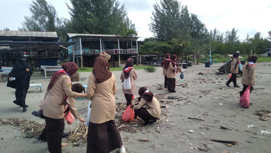 Anggota Pramuka SMAN 13 Banda Aceh membersihkan kawasan Pantai Gampong Jawa dalam kegiatan bakti sosial peduli lingkungan Jumat 7112025 Foto Dok Humas SMAN 13 Banda Aceh