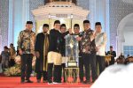 Wagub Aceh, Fadhlullah, saat menyerahkan piala bergilir MTQ ke-37 kepada Bupati Aceh Besar, Muharram Idris. (Foto: Dok. Humas Pemerintah Aceh).