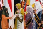 Bunda PAUD Aceh Marlina Muzakir saat menerima sertifikat Peduli PAUD pada Acara apresiasi Bunda PAUD tingkat Nasional tahun 2025, di the Sultan Hotel, Jakarta, Rabu Malam (12/11/2025). (Foto: Dok. Humas Pemerintah Aceh).