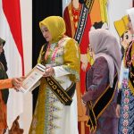 Bunda PAUD Aceh Marlina Muzakir saat menerima sertifikat Peduli PAUD pada Acara apresiasi Bunda PAUD tingkat Nasional tahun 2025, di the Sultan Hotel, Jakarta, Rabu Malam (12/11/2025). (Foto: Dok. Humas Pemerintah Aceh).