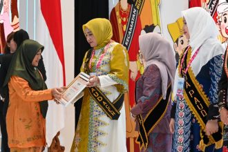 Bunda PAUD Aceh Marlina Muzakir saat menerima sertifikat Peduli PAUD pada Acara apresiasi Bunda PAUD tingkat Nasional tahun 2025, di the Sultan Hotel, Jakarta, Rabu Malam (12/11/2025). (Foto: Dok. Humas Pemerintah Aceh).