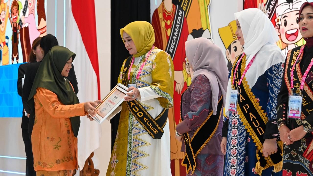 Bunda PAUD Aceh Marlina Muzakir saat menerima sertifikat Peduli PAUD pada Acara apresiasi Bunda PAUD tingkat Nasional tahun 2025 di the Sultan Hotel Jakarta Rabu Malam 12112025 Foto Dok Humas Pemerintah Aceh