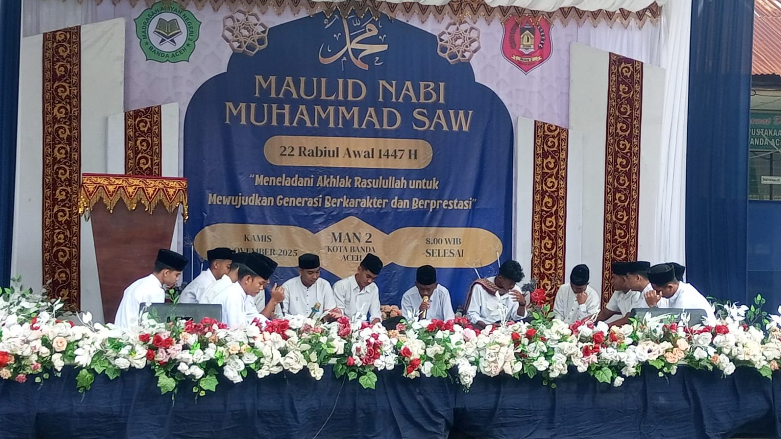 Siswa MAN 2 Kota Banda Aceh membacakan selawat pada peringatan Maulid Nabi Muhammad SAW 1447 H di halaman madrasah Kamis 13112025 Foto Dok MAN 2 Banda Aceh