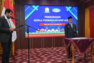 Gubernur Aceh Muzakir Manaf mengukuhkan Kepala Perwakilan BPKP Aceh Nanang Agus Sutrisno dalam prosesi di Pendopo Gubernur, Banda Aceh, Jumat (14/11/2025). (Foto: Dok. Humas Pemerintah Aceh).