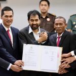 Gubernur Aceh Muzakir Manaf bersama jajarannya bersama pimpinan DPRA menunjukkan dokumen KUA-PPAS 2026 usai penandatanganan dalam rapat paripurna di Banda Aceh, Kamis (14/11/2025). (Foto: Dok. Humas Pemerintah Aceh).