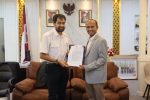 Gubernur Aceh Muzakir Manaf menyerahkan surat penugasan kepada Muhammad MTA sebagai Juru Bicara Pemerintah Aceh di Banda Aceh, Jumat (14/11/2025). (Foto: Dok. Humas Pemerintah Aceh).