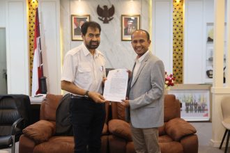 Gubernur Aceh Muzakir Manaf menyerahkan surat penugasan kepada Muhammad MTA sebagai Juru Bicara Pemerintah Aceh di Banda Aceh, Jumat (14/11/2025). (Foto: Dok. Humas Pemerintah Aceh).