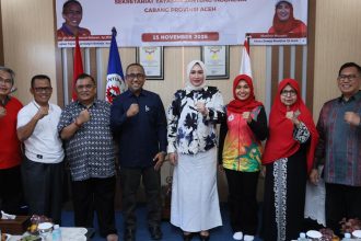 Ketua TP PKK Aceh Marlina Muzakir, selaku Ketua Dewan Pembina Yayasan Jantung Indonesia (YJI) Aceh, foto bersama jajaran pengurus JYI Aceh dalam acara peresmian Sekretariat YJI, di komplek Badan Penanggulangan Bencana Aceh, Sabtu (15/11/2025). (Foto: Dok. YJI Aceh).