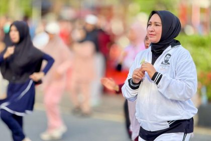 Ketua TP PKK Aceh Marlina Muzakir, yang juga Ketua Dewan Pembina Yayasan Jantung Indonesia (YJI) Aceh saat mengikuti SJS dalam acara CFD di Banda Aceh, pada Minggu (16/11/2025) pagi. (Foto: Dok. YJI Aceh).