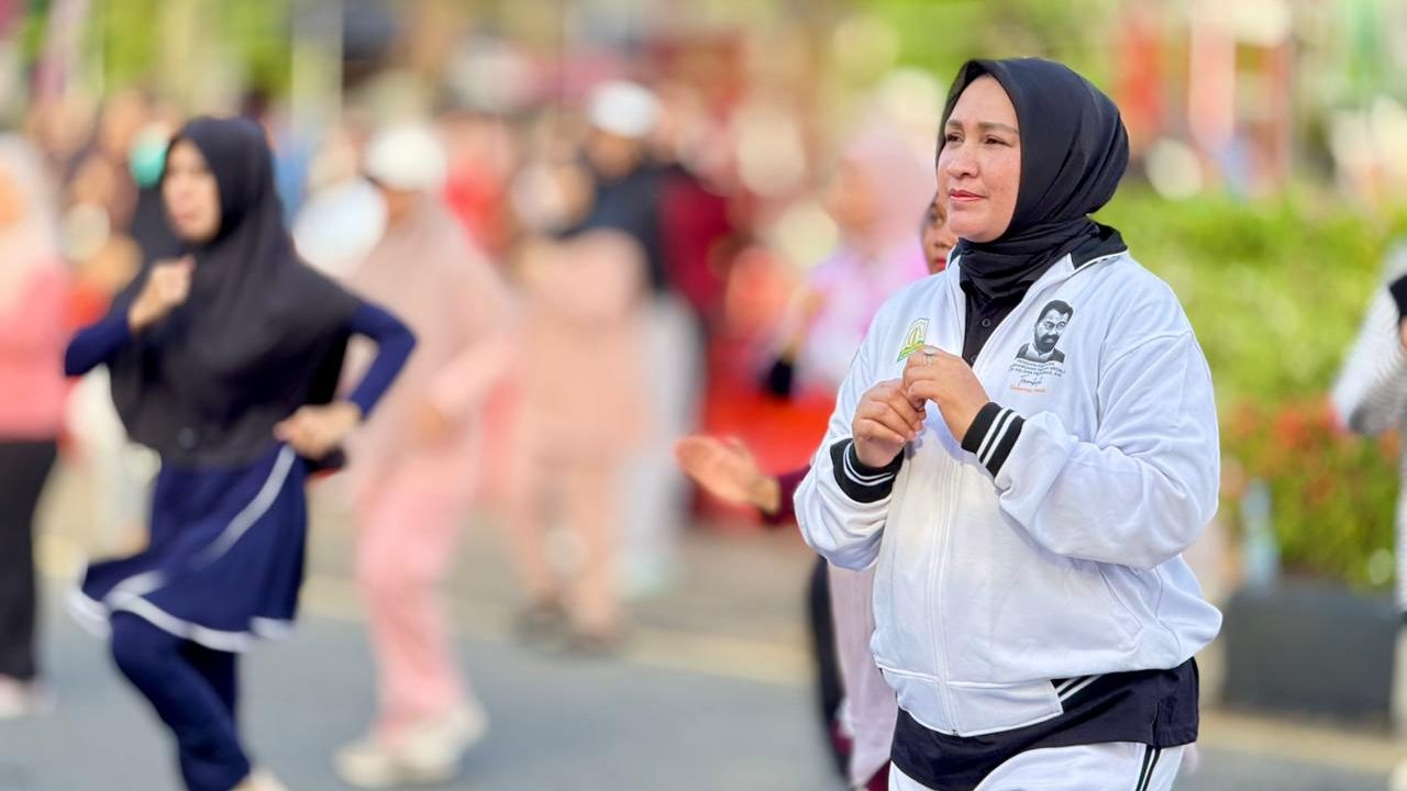 Ketua TP PKK Aceh Marlina Muzakir yang juga Ketua Dewan Pembina Yayasan Jantung Indonesia YJI Aceh saat mengikuti SJS dalam acara CFD di Banda Aceh pada Minggu 16112025 pagi Foto Dok YJI Aceh