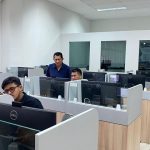 Plt. Dekan FKIP USK, Sanusi, bersama dua orang teknisi tengah mengawasi jalannya pelaksanaan ujian UTBK UKPPPG yang berlangsung secara daring, pada Minggu (23/11/2025), di FKIP USK. (Foto: Dok. Humas FKIP USK).