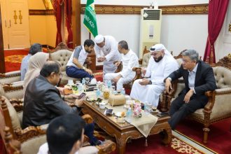 Gubernur Aceh bersama perwakilan SAM Airlines dan asosiasi travel membahas rencana penerbangan Umrah langsung dari Bandara SIM, Sabtu (22/11/2025). (Foto: Dok. Humas Pemerintah Aceh).