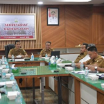Sekda Aceh, Muhammad Nasir, saat memimpin rapat sosialisasi dan penyusunan SOP Tim Rencong Aceh di Kantor Gubernur Aceh, Selasa (4/11/2025). (Foto: Dok. Biro Adpim Setda Aceh).